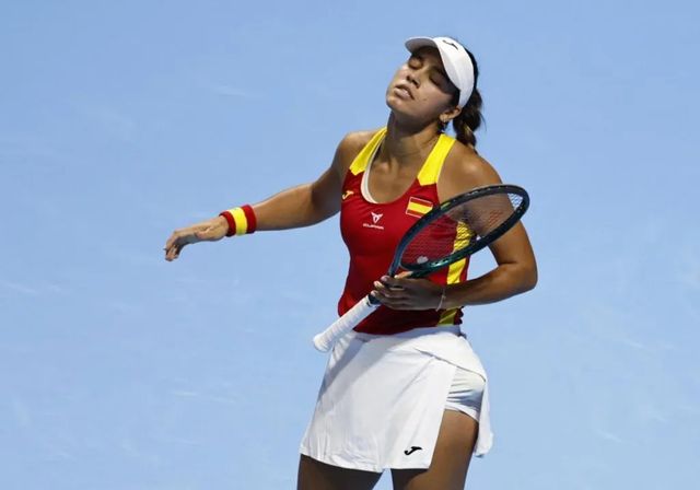 Kostyuk obliga a España a remontar
