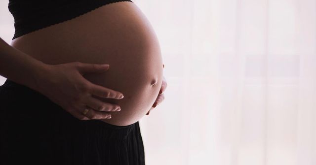 Soron kívül, extra oltóponton oltja be a várandós és szoptató kismamákat a Semmelweis Egyetem