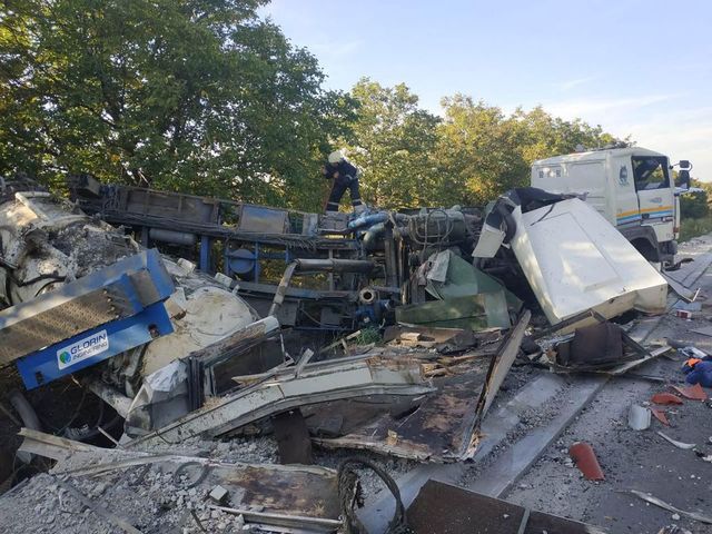 Un camion s-a răsturnat la Fălești: Trei persoane, transportate la spital