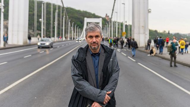 Kezdődik a nem engedélyzett tüntetés, Hadházy Ákos ismét az Erzsébet hídra tart