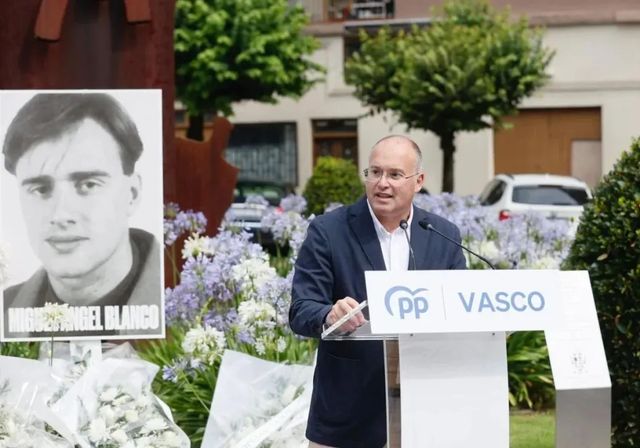 Tellado vincula al PNV con la 'trama Cerdán' durante el homenaje en Ermua a Miguel Ángel Blanco