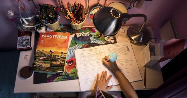 Čeští školáci tráví nad domácími úkoly méně času než ti v zahraničí, ukázala studie