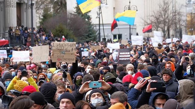 Украинские националисты забросали пиротехникой офис генпрокурора в Киеве