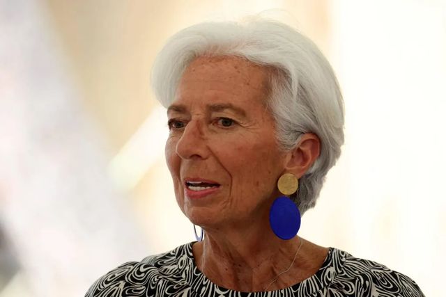 Lagarde al mercato a Firenze, tra i banchi con un occhio ai prezzi