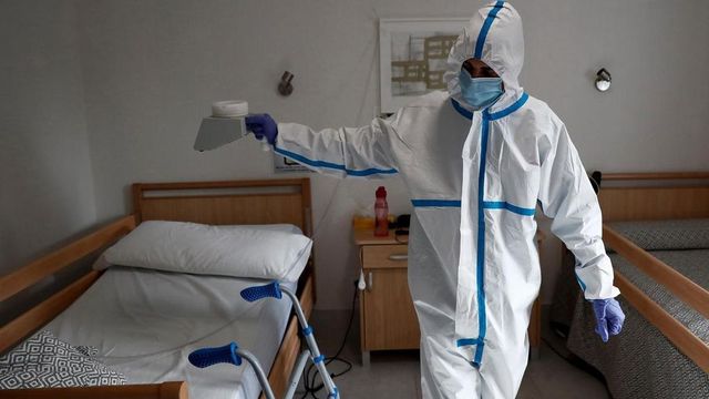 Un juez imputa a dos excargos del Gobierno de Ayuso por las muertes en residencias