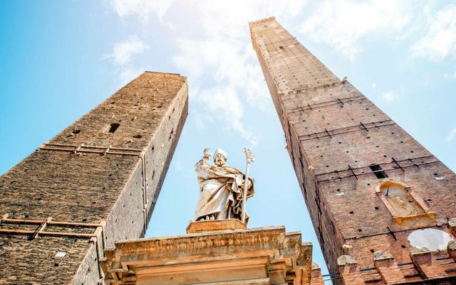 Turnul înclinat din Bologna, izolat din cauza temerilor că s-ar putea prăbuși