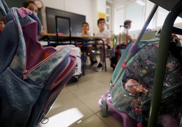 Cataluña prohíbe por completo los móviles en colegios e institutos hasta 4º de la ESO