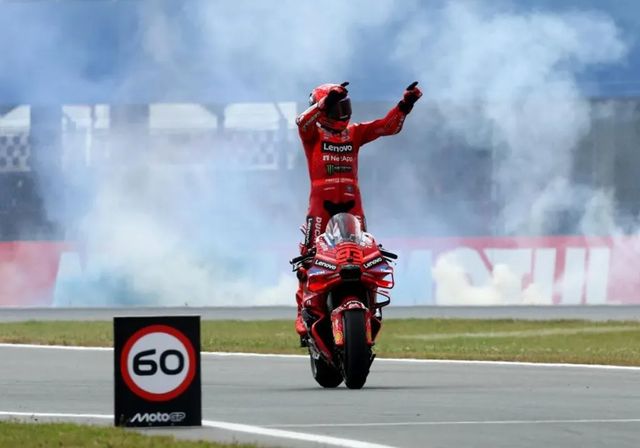 Marc Márquez gana en Assen y sale más líder por la caída de Álex