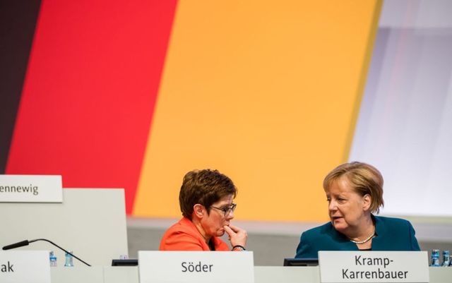 Germania: protejata lui Merkel renunță la șefia partidului și nu va candida pentru postul de cancelar