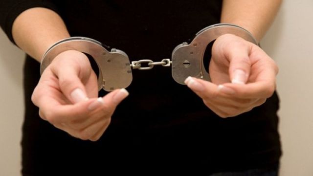 Сотрудницу Службы судебной полиции из Бельц задержали за пассивную коррупцию
