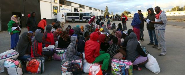 Libia, liberati 350 migranti del centro bombardato da Haftar