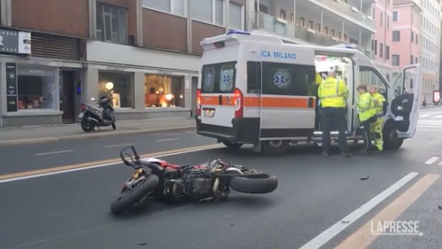 La ragazza investita da una moto a Milano è stata rianimata due volte: è ancora in gravissime condizioni