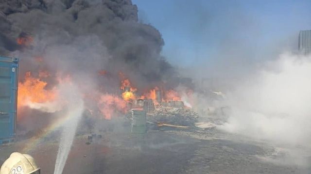 Explozii și un incendiu uriaș în cel mai mare port al rușilor de la Marea Neagră