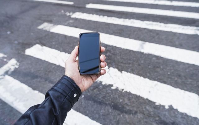 Proiect de lege | Pietonii, amendați dacă stau cu ochii în telefon când traversează strada