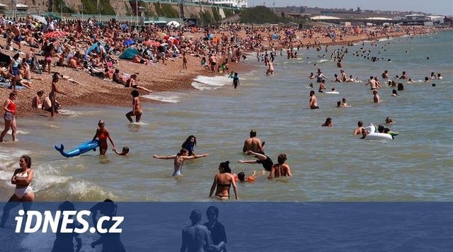 Virus ze zahraničí přivezli už první dovolenkáři, potvrdilo ministerstvo