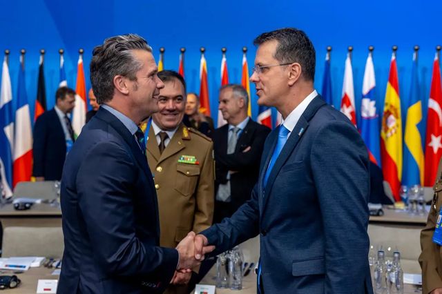 Întâlnire între Ministrul Apărării, Ionuț Moșteanu și Pete Hegseth la Summitul NATO de la Haga