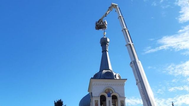 Salvatorii solicitați la biserica Sfântul Dumitru din capitală: Enoriașii au observat cum crucea de pe clădire era gata să cadă