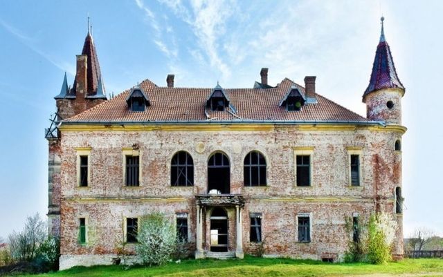 Suma cu care a fost scos la vânzare un castel istoric din Maramureș
