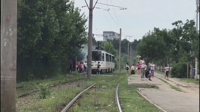 Călători evacuați dintr-un tramvai din care ieșea fum în Capitală