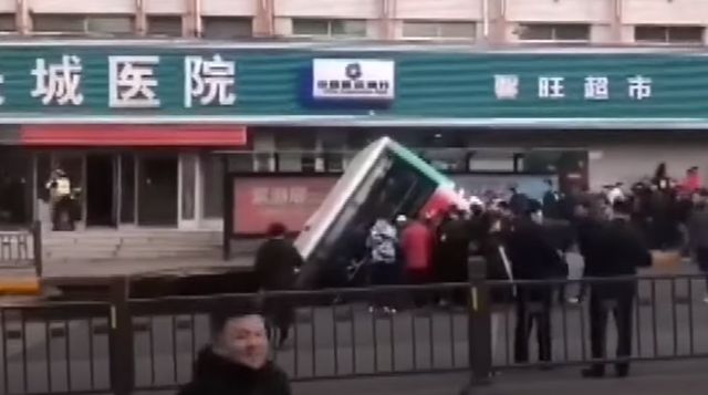 Autobuz cu pasageri, prins într-o surpare pe un drum în China: Șase morți și 10 dispăruți