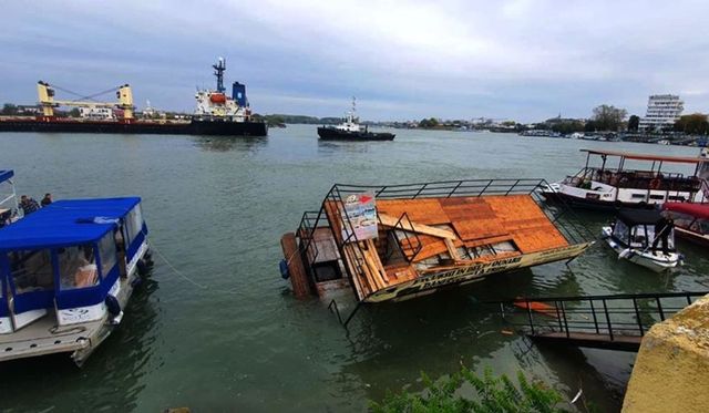 O navă cargo a distrus un ponton de acostare de pe faleza din Tulcea