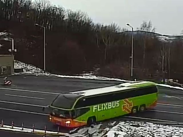 Řidič na D8 otáčel autobus s cestujícími do protisměru