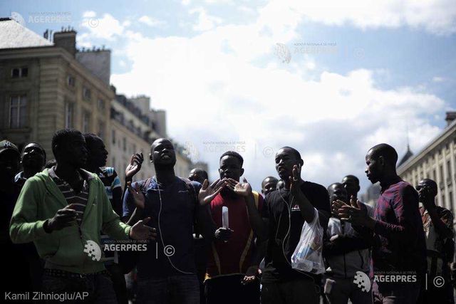 Sute de imigranti fara documente au ocupat Panteonul din Paris si cer sa primeasca acte
