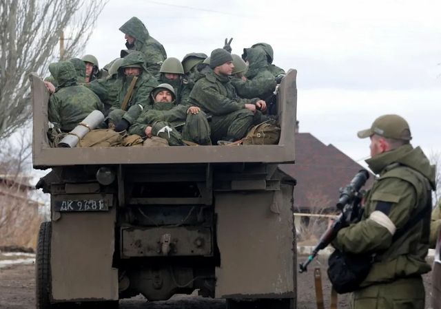 Australia a trimis primul lot de vehicule blindate Bushmaster în Ucraina
