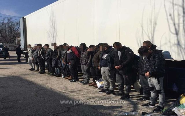 15 migranți au încercat să intre ilegal în România, ascunși în remorca frigorifică a unui camion