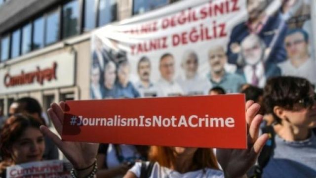 Șase jurnaliști și un contabil de la un ziar de opoziție turc au fost condamnați la închisoare