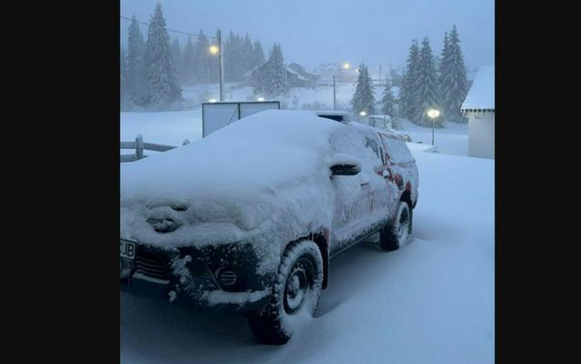 Turiști, blocați la Padiș, din cauza ninsorii