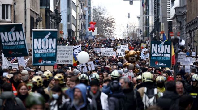 Bruxelles, la polizia usa lacrimogeni contro manifestanti no vax