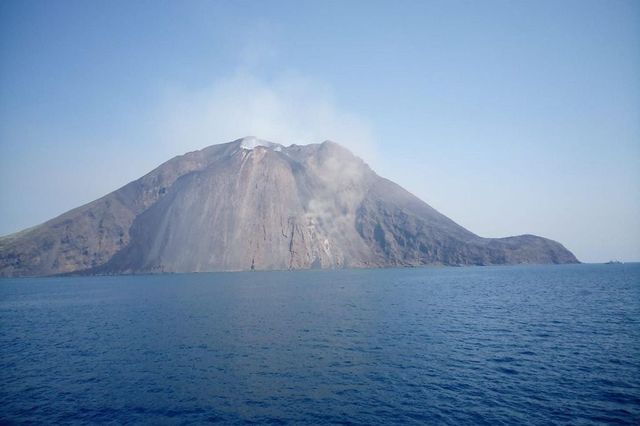 Stromboli, eruzione oggi: la lava raggiunge il mare - Cronaca - quotidiano.net