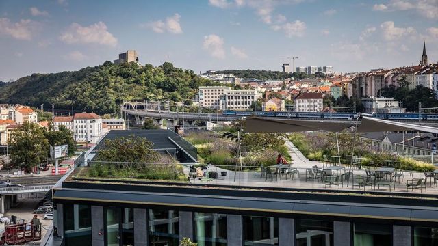 Češi utrácejí ještě méně než před rokem, ekonomika klesá rychleji