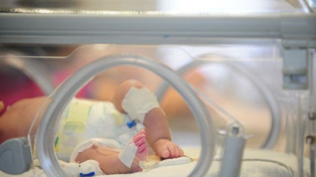 Un bebeluș din Polonia născut prematur și cu o alcoolemie de 3,2 a murit