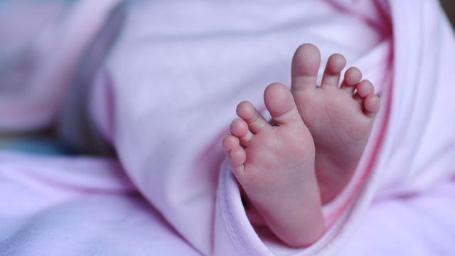 Paplanba tekert újszülöttet találtak Fonyódon egy buszmegállóban