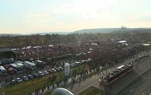 Peste 200.000 de persoane au protestat la Praga și au cerut demisia premierului
