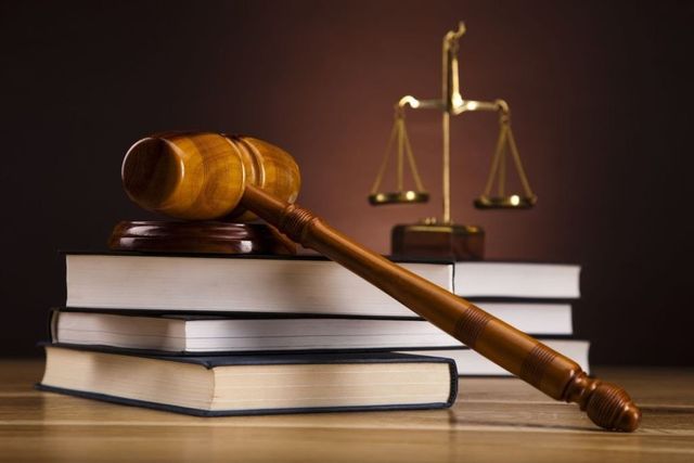 Doi agenți de pază au fost trimiși pe banca acuzaților și riscă până la 8 ani de închisoare pentru violență asupra unui tânăr