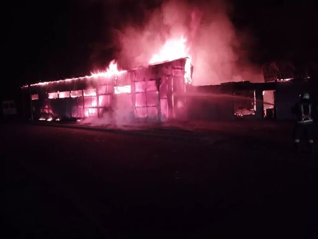 Incendiu puternic la un autoservice și magazin de piese auto din Briceni: patru mașini distruse