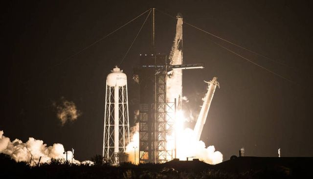 VIDEO Racheta SpaceX, cu patru astronauți la bord, a decolat cu succes spre Stația Spațială Internațională