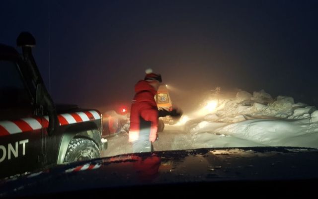 Zeci de turiști, blocați în zăpadă în zona Stațiunii Râușor, ajutați de salvamontiști
