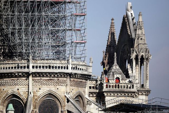 Megtalálták a Notre-Dame zárókövét díszítő egyik angyalszobrot