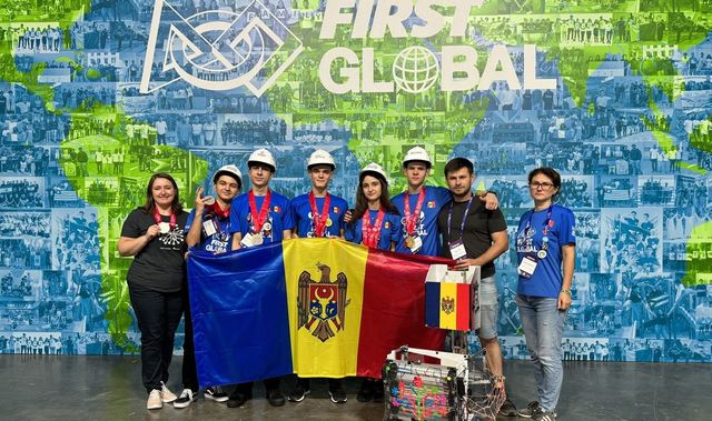 Echipa națională de robotică a câștigat aurul și argintul la o competiție internațională din Singapore