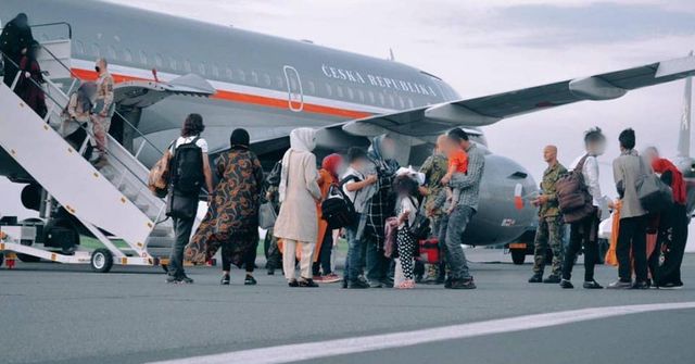 Česko vyslalo třetí spoj do Kábulu, letí pro pět tlumočníků s rodinami