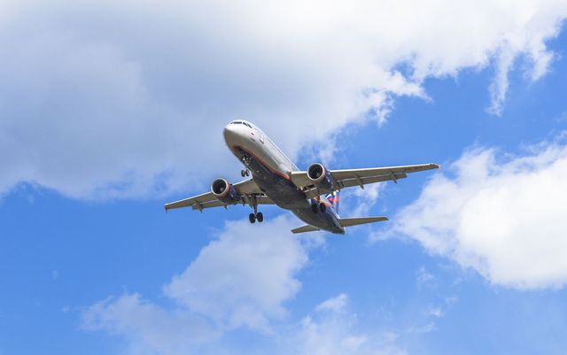 Un avion s-a întors din drum, după ce un pasager și-a uitat copilul pe aeroport