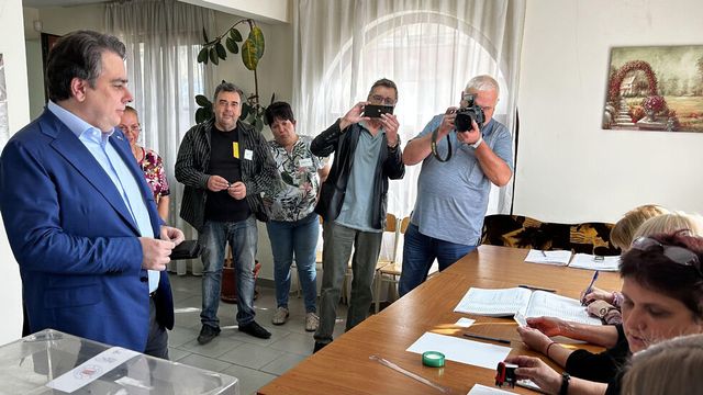 Прокуратурата няма да разследва защо Асен Василев не беше допуснат да гласува на местния вот