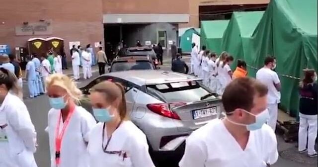 Medici e infermieri voltano le spalle al premier del Belgio, la clamorosa protesta