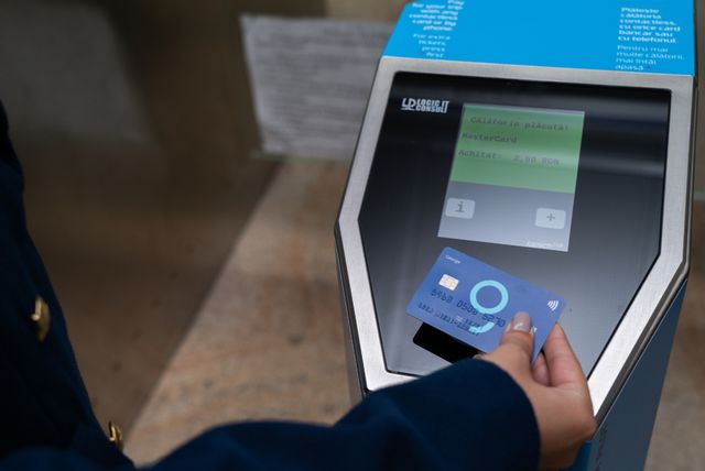 Călătorii pot plăti cu cardul direct la porțile de acces din toate stațiile de metrou