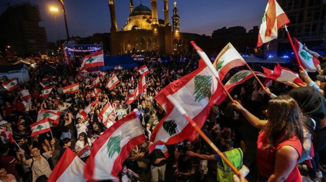 Mii de oameni au ieșit pe străzile din Liban și au cerut demisia politicienilor aflați la putere
