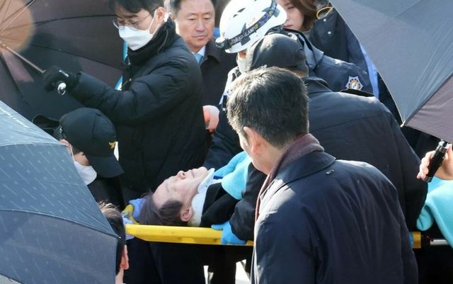 Liderul opoziției din Coreea de Sud, Lee Jae-myung, a fost înjunghiat în gât